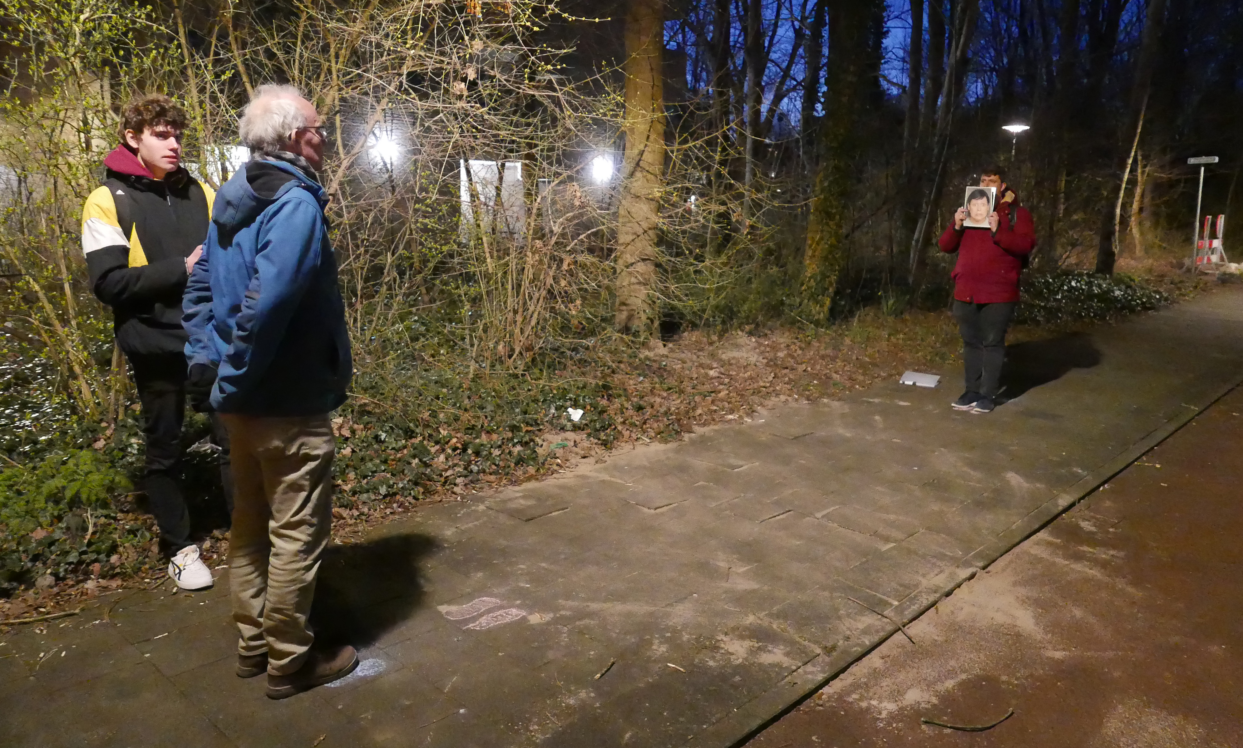 Deelnemer kijkt naar gezichtsuitdrukkingen in verschillende soorten verlichting